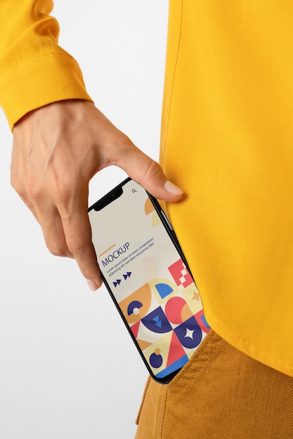 Modèle en vue avant tenant un smartphone
