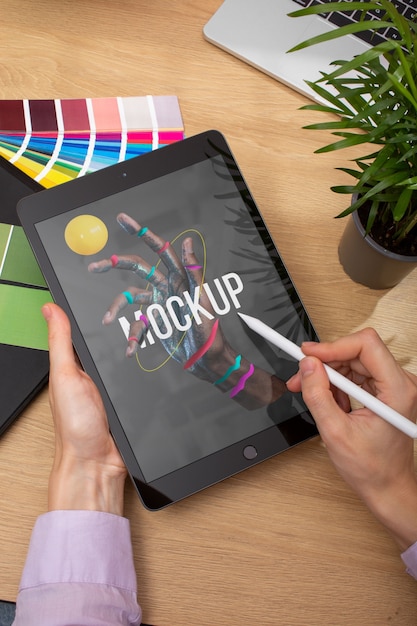PSD modèle de vue ci-dessus tenant une tablette et un crayon