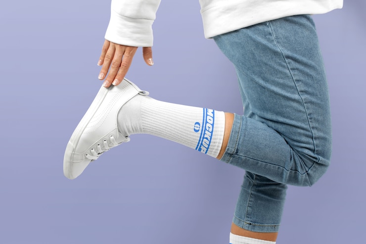 PSD modèle de vue latérale posant avec une maquette de chaussettes