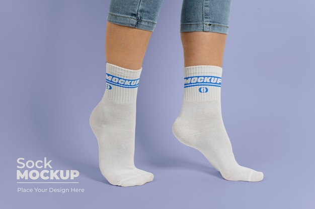 Modèle de vue latérale posant avec une maquette de chaussettes