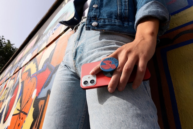 Modèle de vue latérale utilisant popsocket sur son téléphone