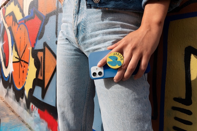 PSD modèle de vue latérale utilisant popsocket sur son téléphone