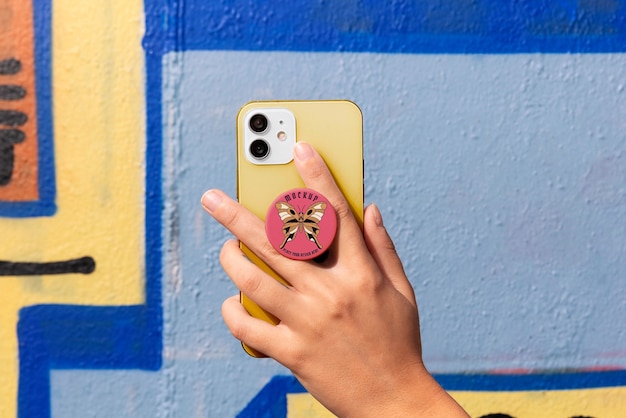 Modèle de vue latérale utilisant popsocket sur son téléphone