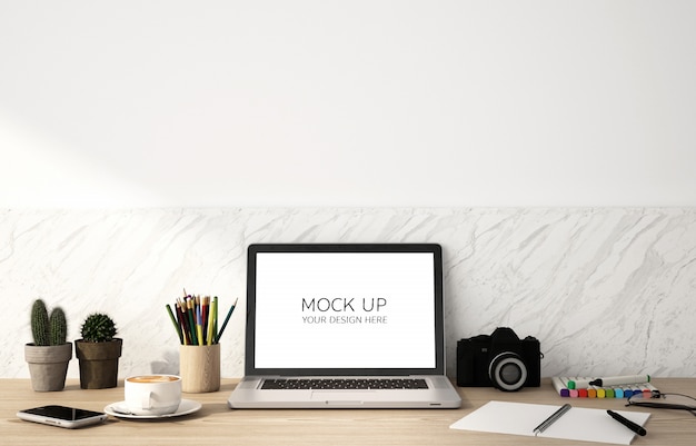 Modell des Bildschirmlaptops auf Holztisch und weißem Wandhintergrund