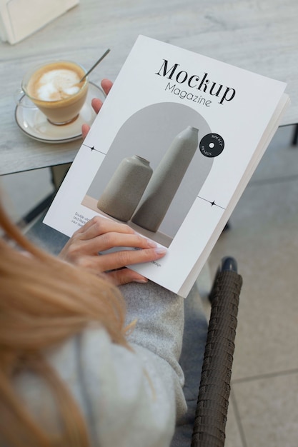 Modell einer Person, die ein Magazin hält
