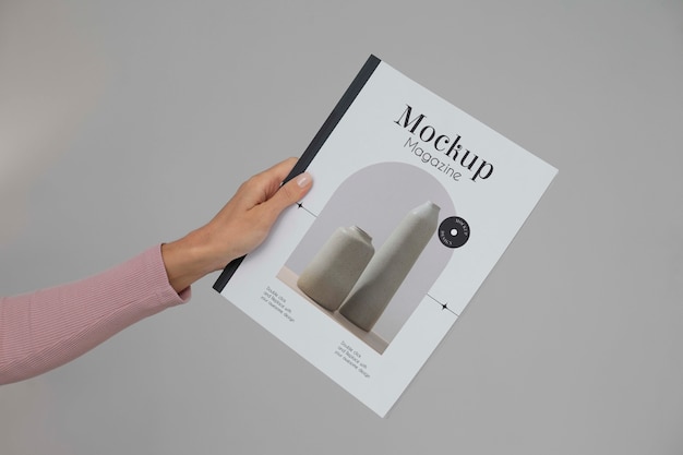 Modell einer Person, die ein Magazin hält