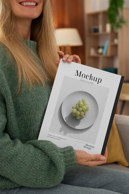 Modell einer Person, die ein Magazin hält