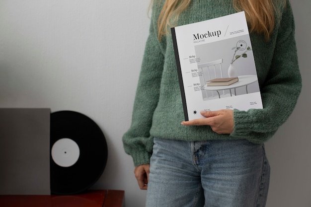 Modell einer Person, die ein Magazin hält