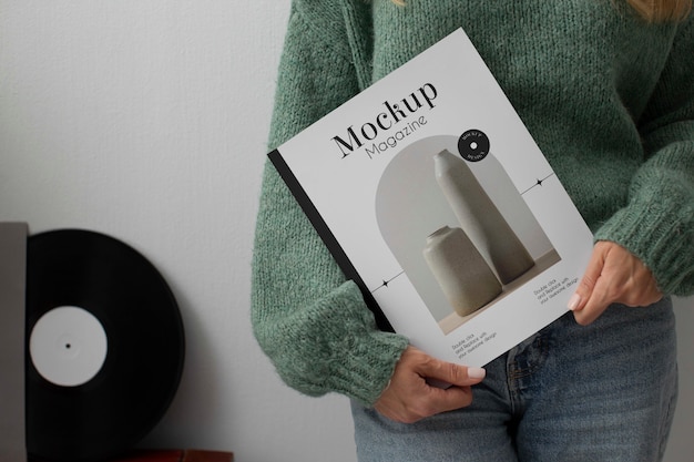 Modell einer Person, die ein Magazin hält