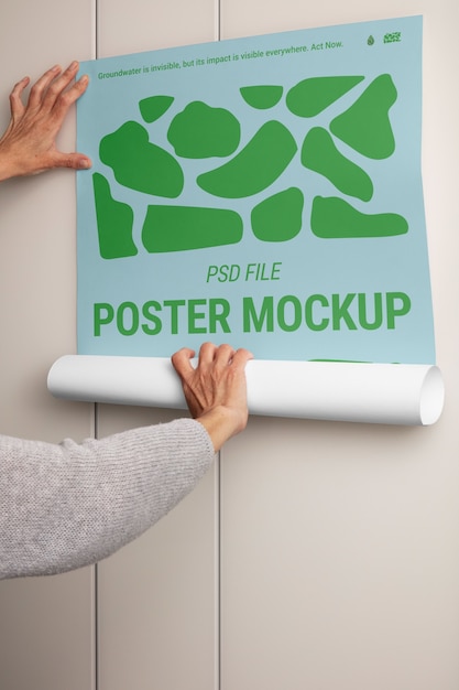 Modell einer Person, die ein Poster hält