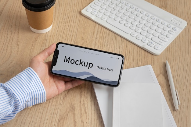 Modell einer Person, die ein Telefon hält
