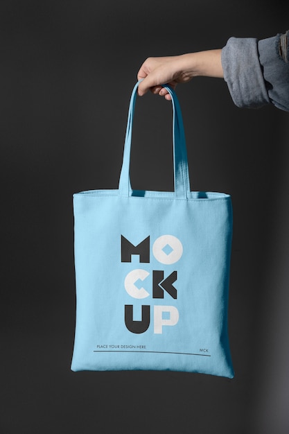 Modell einer Person, die eine Tasche hält