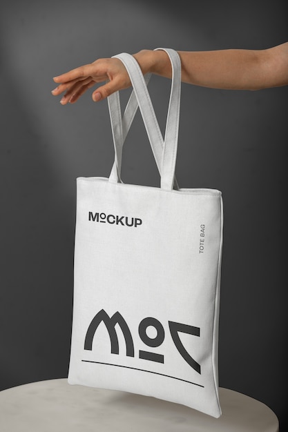 Modell einer Person, die eine Tasche hält