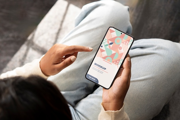 Modell mit Smartphone-Mockup