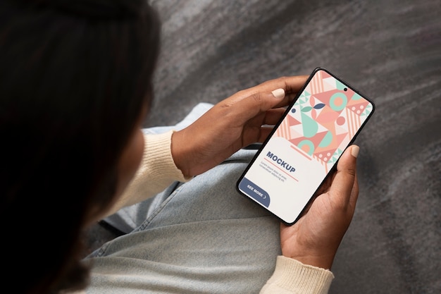 Modell mit Smartphone-Mockup