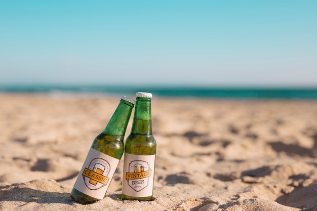Modell mit zwei Bierflaschen am Strand