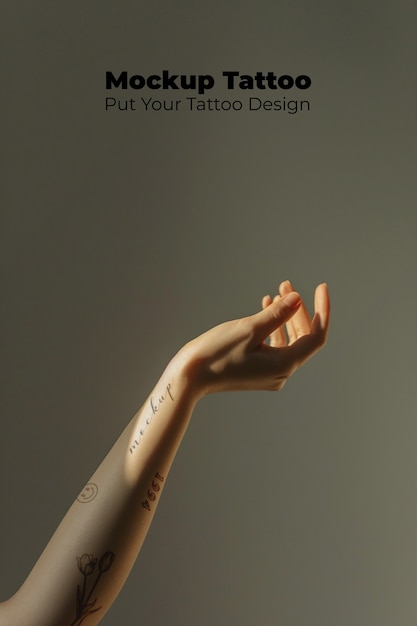 Modell posiert mit einem arm-tattoo-mockup