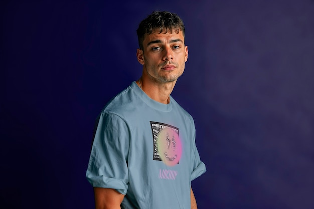 Modell posiert mit Hemd im Studio-Mockup