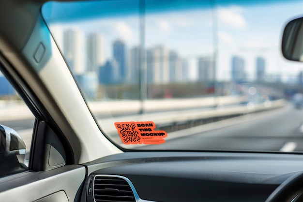 Modell von einem Autofenster-QR-Code-Aufkleber