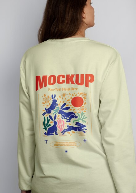 Modell von einer Person, die einen langärmeligen Pullover trägt
