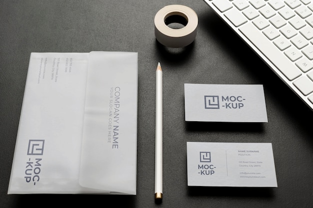 Modellbriefpapier auf Holzanordnung