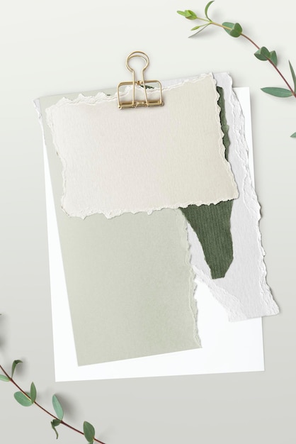 Modelli di carta verde rotto in bianco impostati con una graffetta