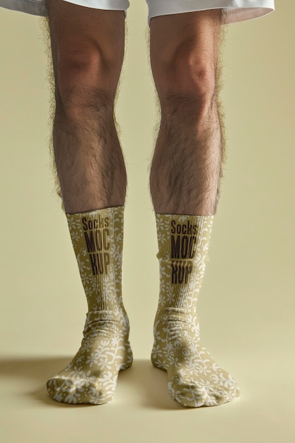 Modello che indossa calzini in un modello di studio