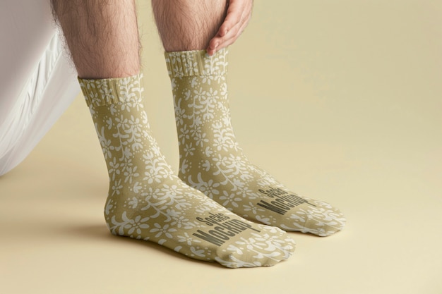 Modello che indossa calzini in un modello di studio