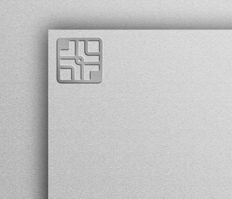 PSD modello del logo in rilievo argento su carta bianca