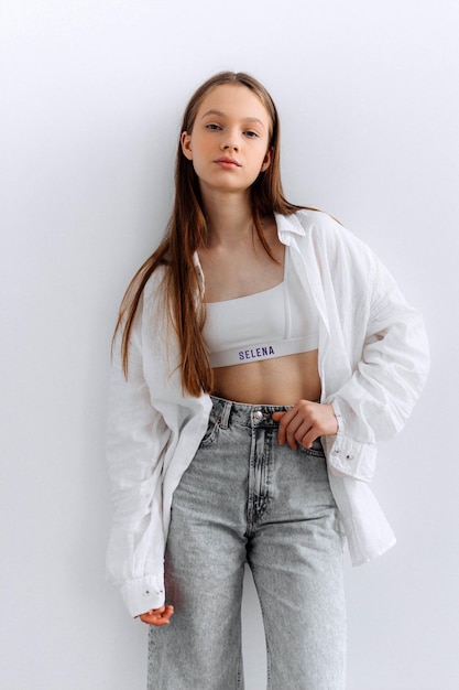 Modello del logo su un crop top bianco