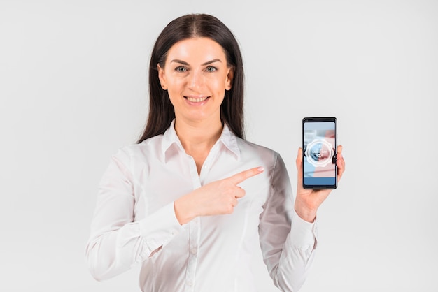 Modello dello smartphone della tenuta della donna di affari per la festa del lavoro