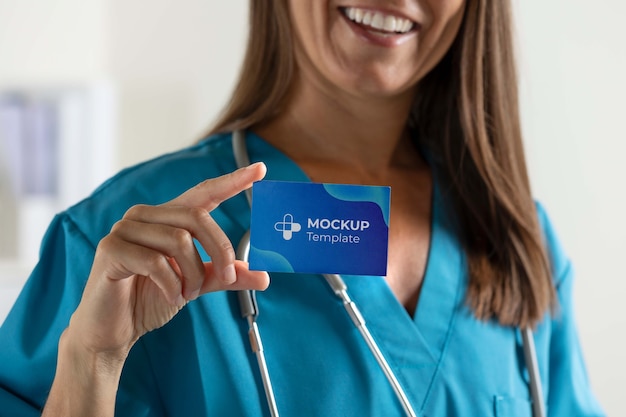 Modello di biglietto da visita della tenuta del medico della clinica