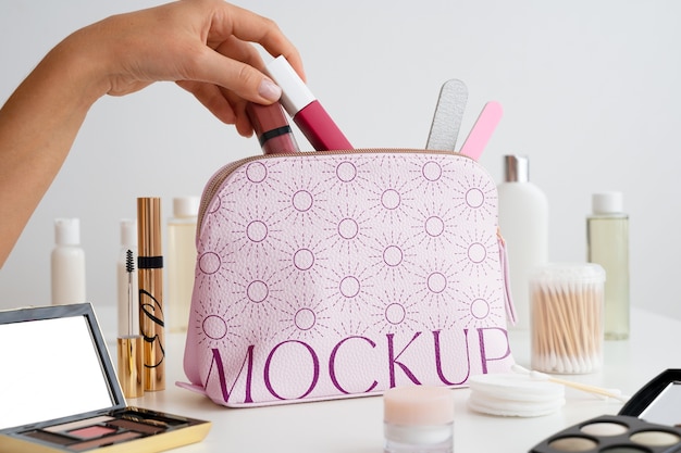 Modello di borsa da toilette per le necessità delle donne