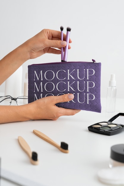 Modello di borsa da toilette per le necessità delle donne
