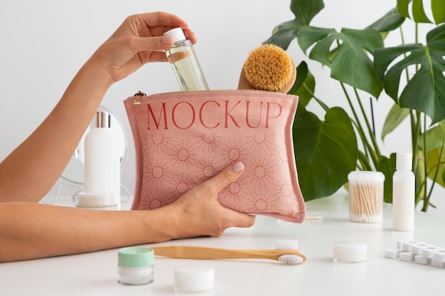 Modello di borsa da toilette per le necessità delle donne