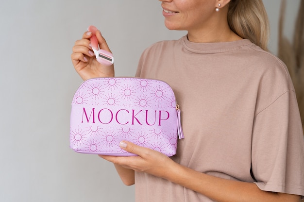Modello di borsa da toilette per le necessità delle donne