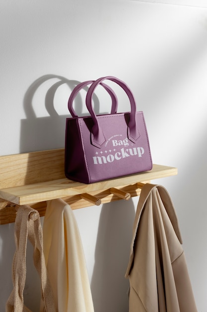 Modello di borsa su appendiabiti