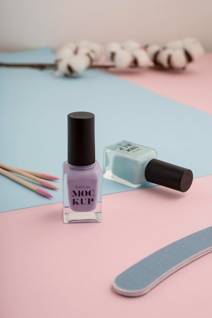 Modello di bottiglia per smalto per unghie con elementi essenziali per la manicure
