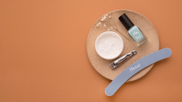Modello di bottiglia per smalto per unghie con elementi essenziali per la manicure
