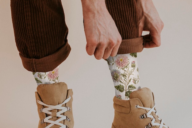 Modello di calzini stampati uomo che piega la gamba dei pantaloni