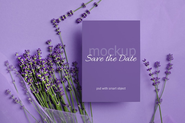 Modello di carta di invito a nozze con fiori di lavanda freschi