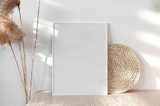 Modello di cornice fotografica con sacchetto di paglia