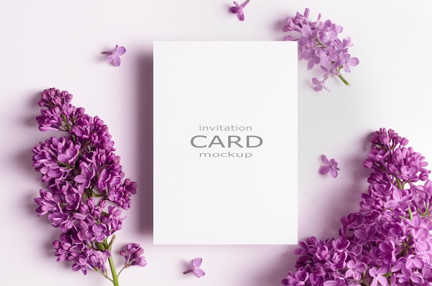 Modello di invito o biglietto di auguri con fiori di lilac primaverile