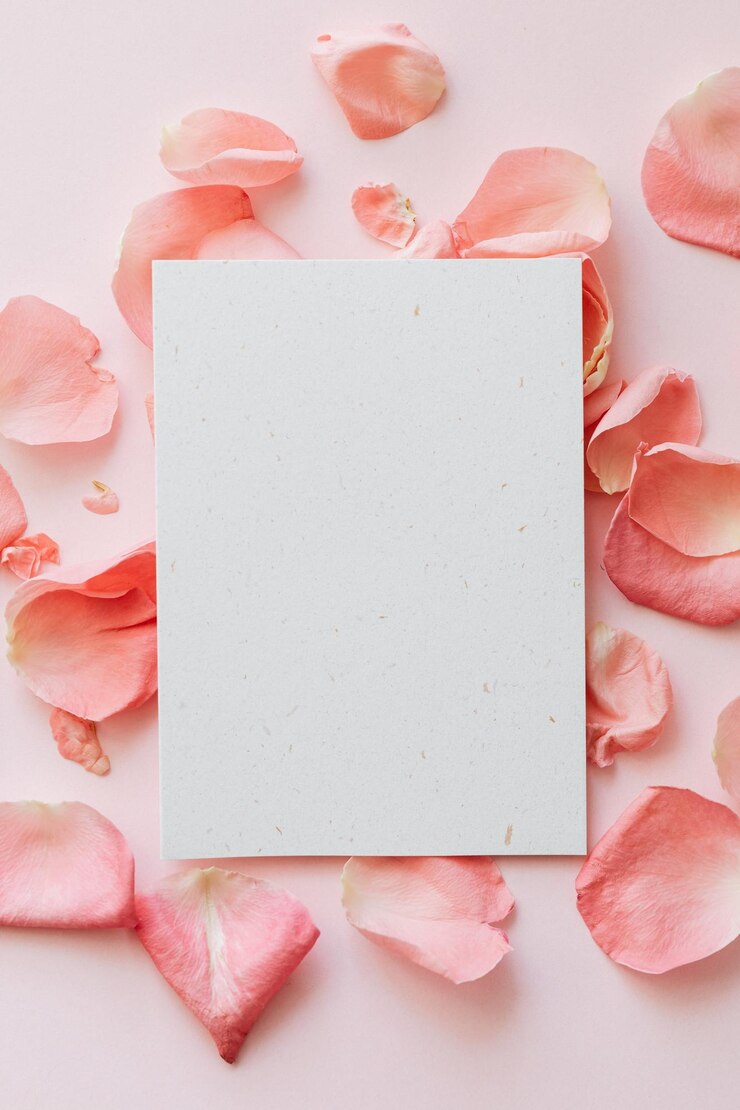 PSD modello di invito o biglietto di auguri verticale vuoto con sfondo rosa chiaro e petali di rosa rosa