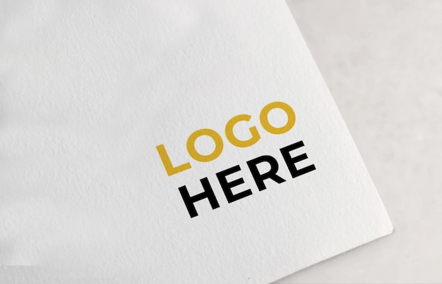 Modello di logo PSD su carta bianca