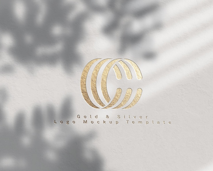 Modello di mockup con logo in oro e argento da parete bianca