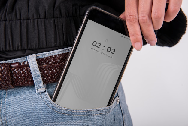 modello di smartphone nella tasca dei jeans