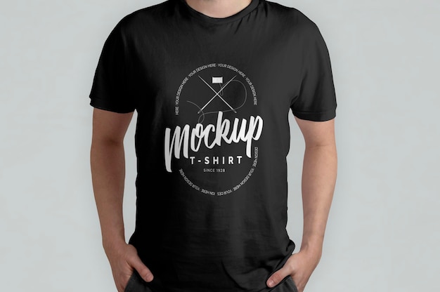 Modello di t-shirt nera vista frontale mockup