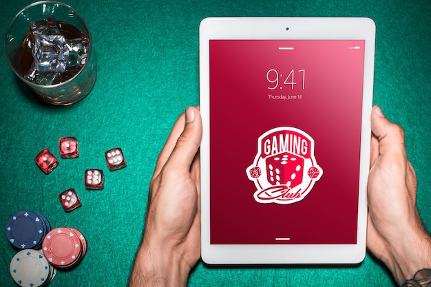 Modello di tablet con il concetto di casinò