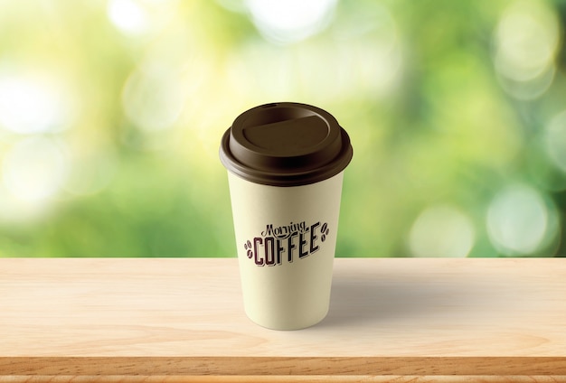 Modello di tazza di caffè con sfondo bokeh